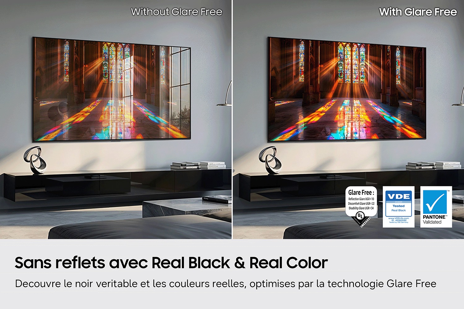 Sur deux écrans muraux placés côte à côte dans le salon, un téléviseur Samsung diffuse une image colorée dans un style vitrail. Le côté gauche présente des reflets, tandis que le côté droit offre une image nette et sans éblouissement.7