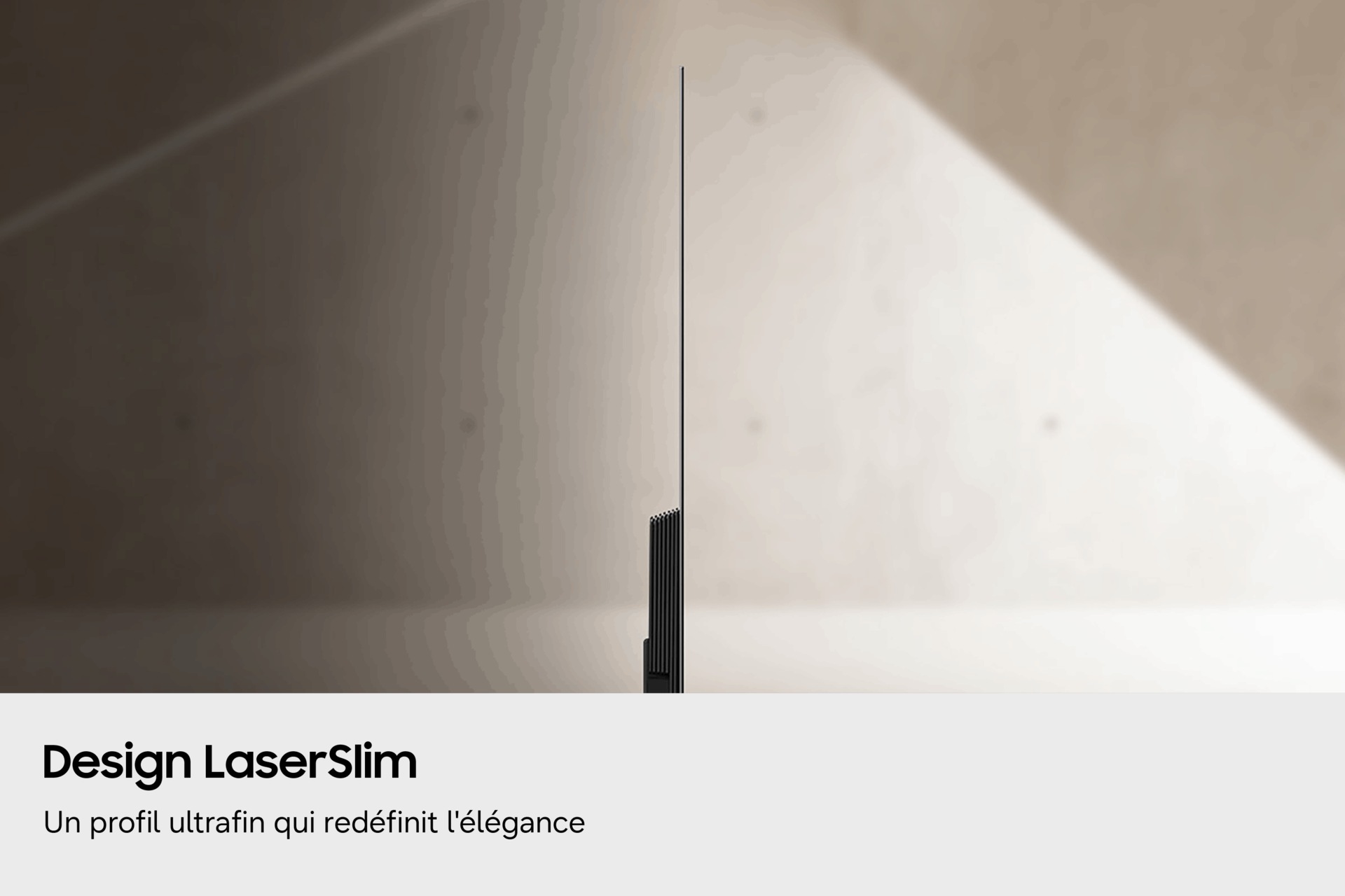 Vue de profil d'un téléviseur ultra-fin qui se distingue par son profil élancé sur un fond minimaliste. 