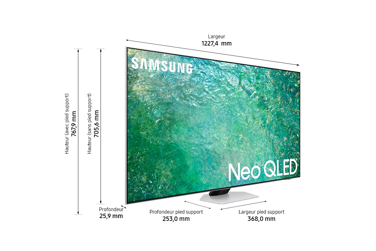 Une famille de trois personnes regarde un film sur le téléviseur NEO QLED.