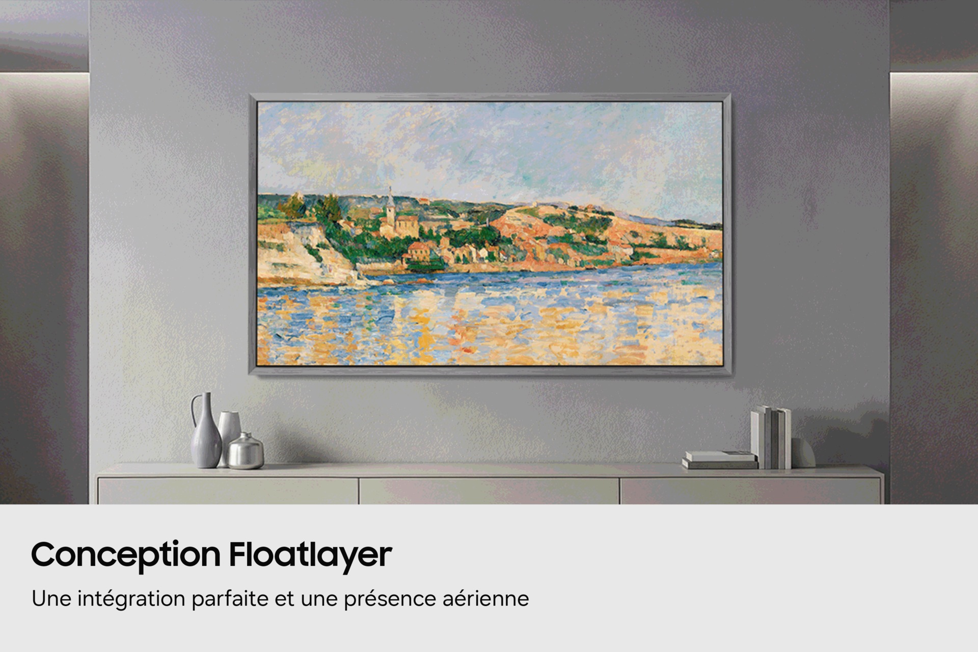 Un téléviseur OLED Samsung, sur lequel est représenté un paysage côtier avec un ciel bleu et une eau scintillante, est accroché à un mur gris au-dessus d'une étagère minimaliste.