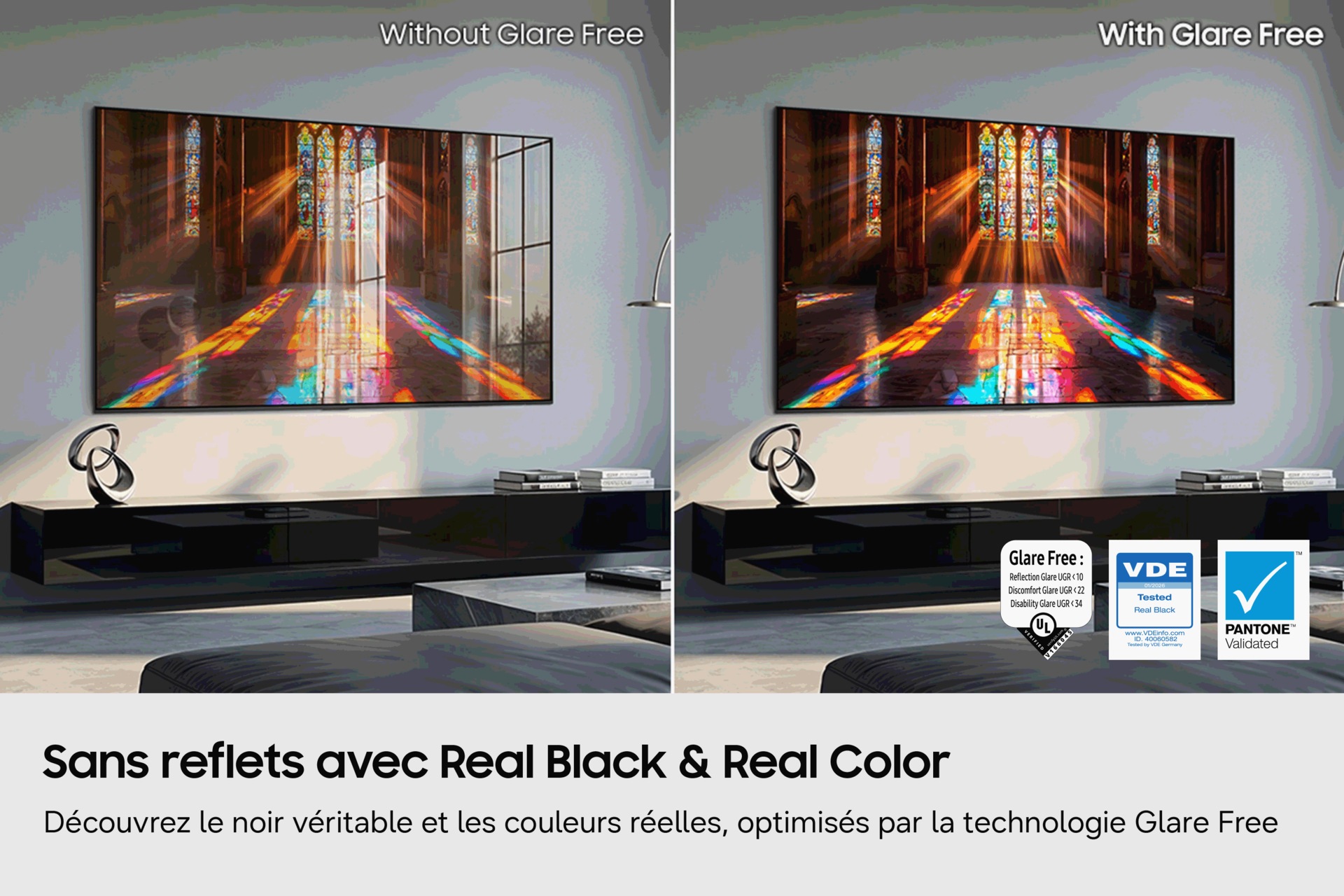 Sur deux écrans muraux placés côte à côte dans le salon, un téléviseur Samsung diffuse une image colorée dans un style vitrail. Le côté gauche présente des reflets, tandis que le côté droit offre une image nette et sans éblouissement.