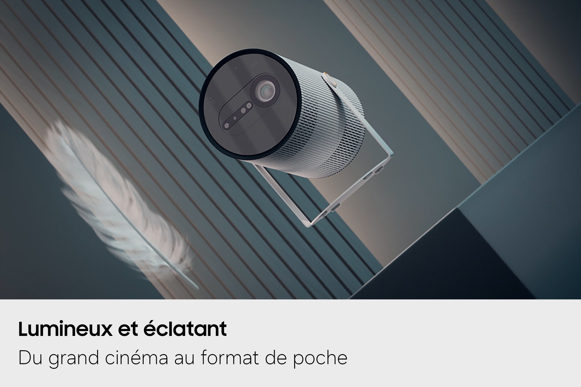 Le Samsung The Freestyle+ flotte dans les airs à côté d'une plume, ce qui montre à quel point il est léger.