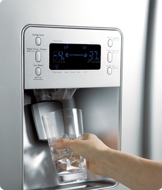 Vaso llenándose con agua filtrada en el dispensador de una heladera Samsung