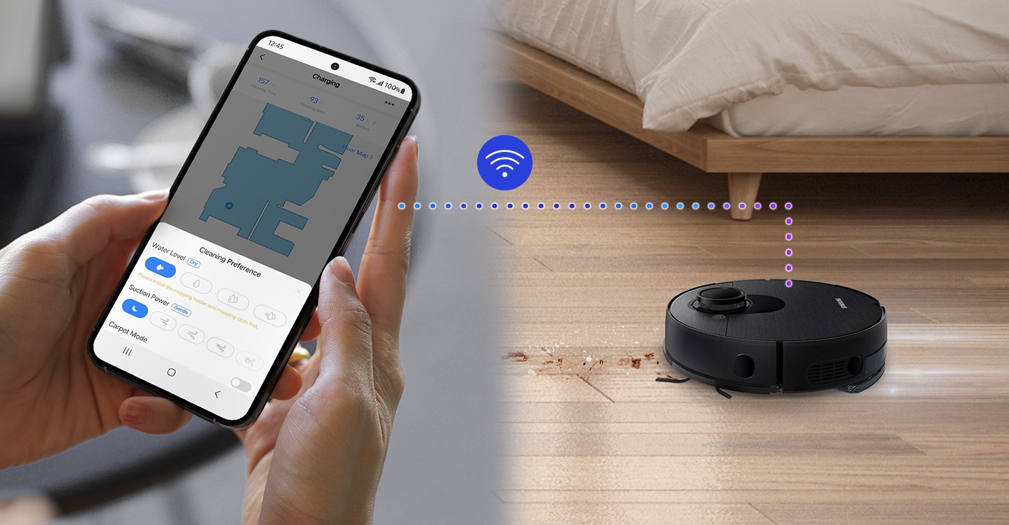 Una persona está monitoreando el estado de la aspiradora de forma remota a través de la aplicación móvil en el teléfono inteligente mediante conexión Wi-Fi.