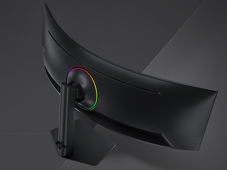 Un primer plano de la parte posterior de un monitor Odyssey muestra un anillo multicolor brillante.