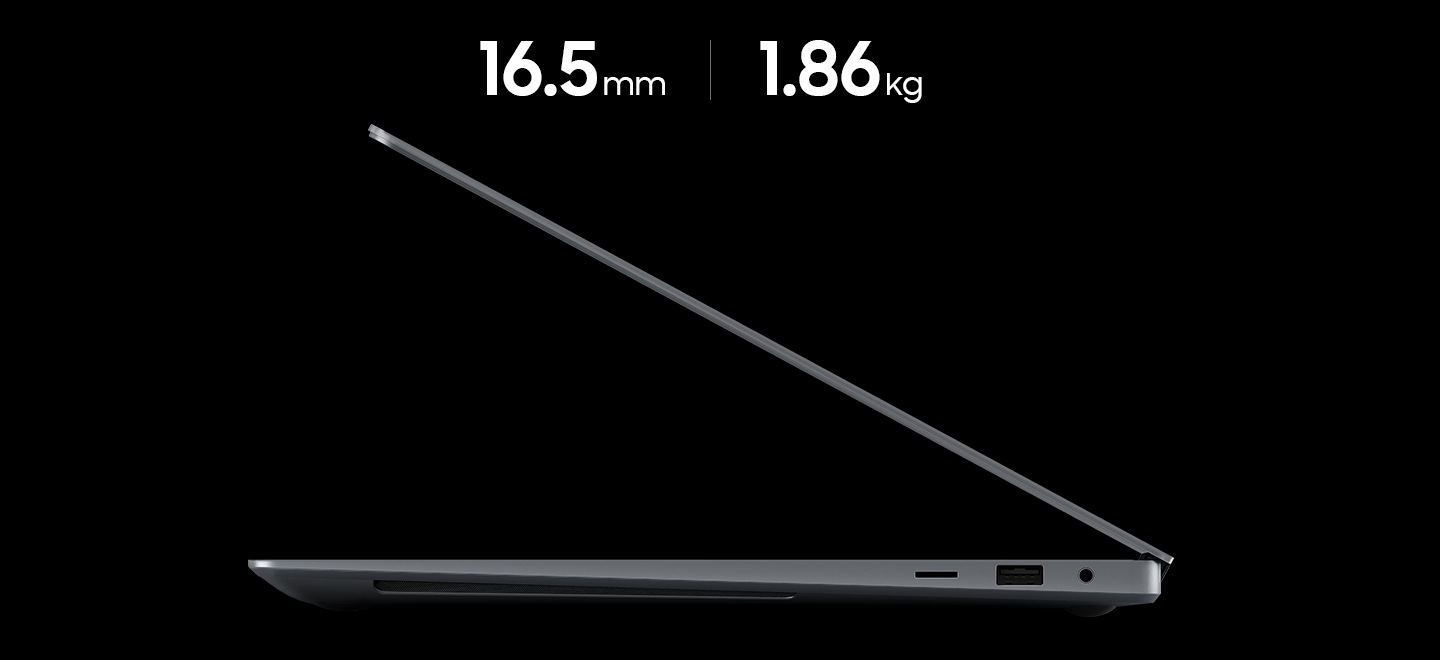 La Galaxy Book4 Ultra en Moonstone Gray se ve medio abierta desde el costado lo que destaca el diseño elegante de la computadora portátil. La Galaxy Book4 Ultra tiene un grosor de 16,5 mm y pesa 1,86 kg.
