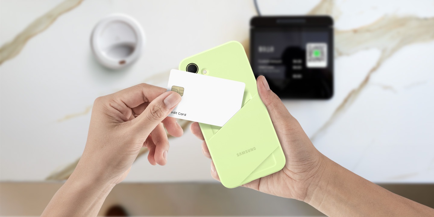 Una persona sostiene un smartphone Galaxy A35 5G con una funda Lime Card Slot instalada en la mano derecha. Con la mano izquierda, la persona introduce una tarjeta blanca en la ranura para tarjetas. 