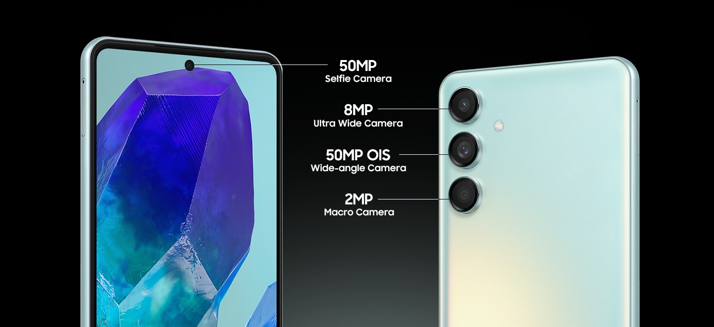 Dos dispositivos Galaxy M55 5G en verde claro muestran tanto la parte delantera como la trasera para especificar las cuatro cámaras siguientes: cámara selfie de 50 MP, cámara ultra gran angular de 8 MP, cámara gran angular OIS de 50 MP y la cámara macro de 2 MP.