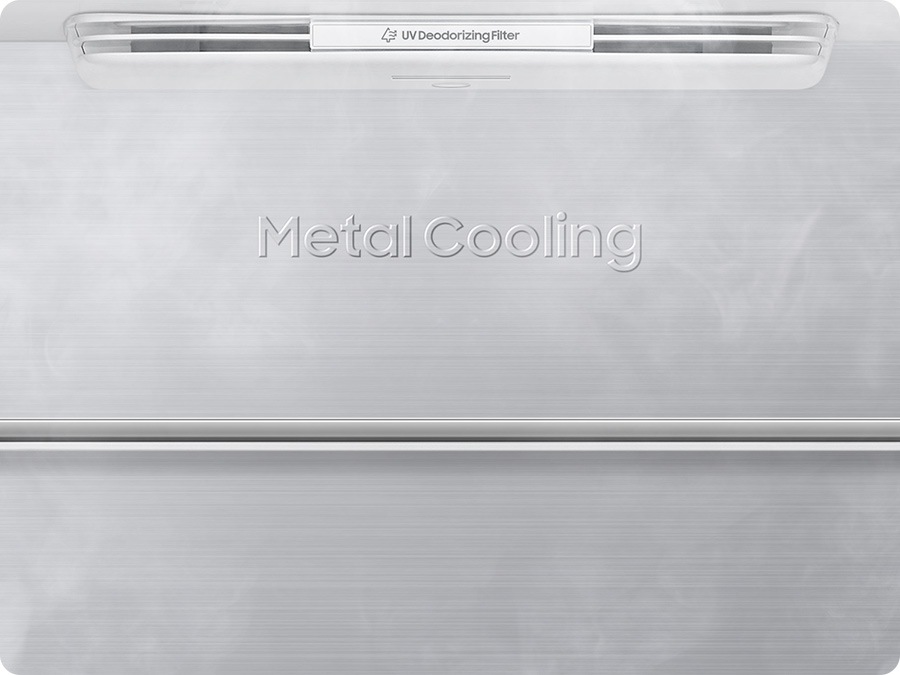 Las placas metálicas de refrigeración del interior del frigorífico parecen extremadamente frías y el aire frío fluye a su alrededor.