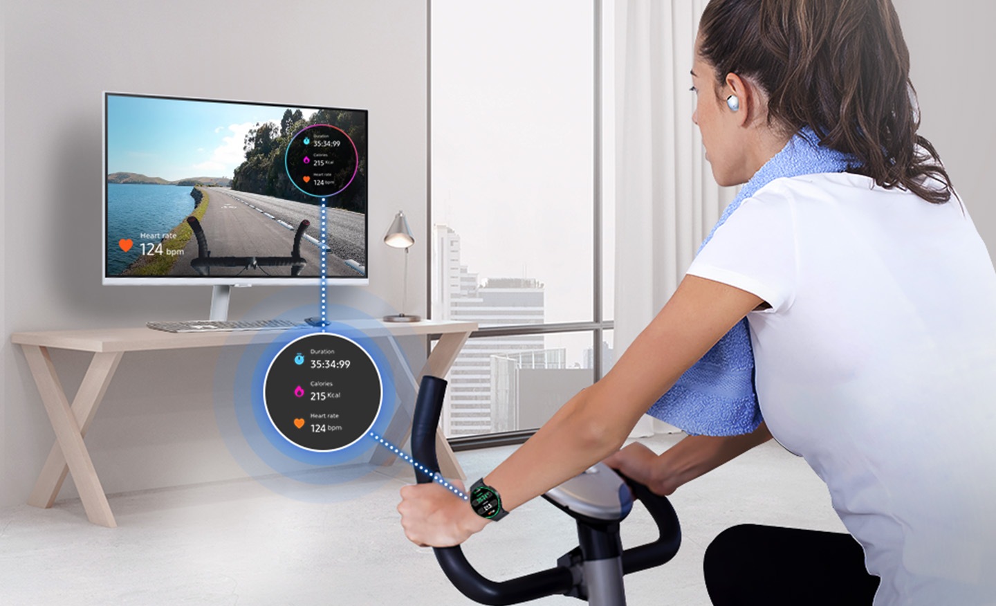 Una mujer monta en una bicicleta de interior. Lleva un Galaxy Watch y unos Buds, y la pantalla de su reloj se superpone al monitor.