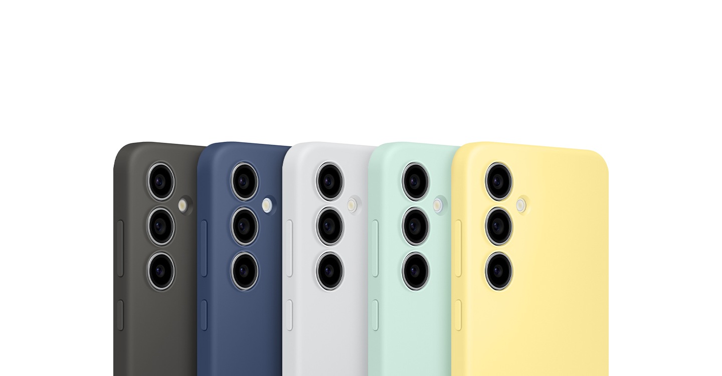 Cinco dispositivos Galaxy S24 FE en negro, azul, gris, menta y amarillo Fundas de silicona se muestran en una fila, mostrando sus lados traseros.