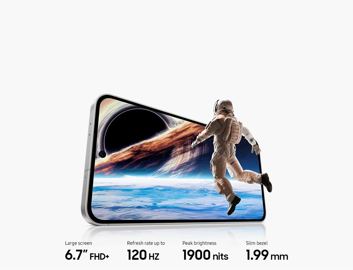 Se ve un Galaxy S24 FE ligeramente girado desde el frente. La pantalla muestra un astronauta flotando en el espacio con un planeta y una nebulosa colorida en el fondo. El texto dice Pantalla grande FHD+ de 6,7 pulgadas, frecuencia de actualización de hasta 120 Hz, brillo máximo de 1900 nits, bisel delgado de 1,99 mm.