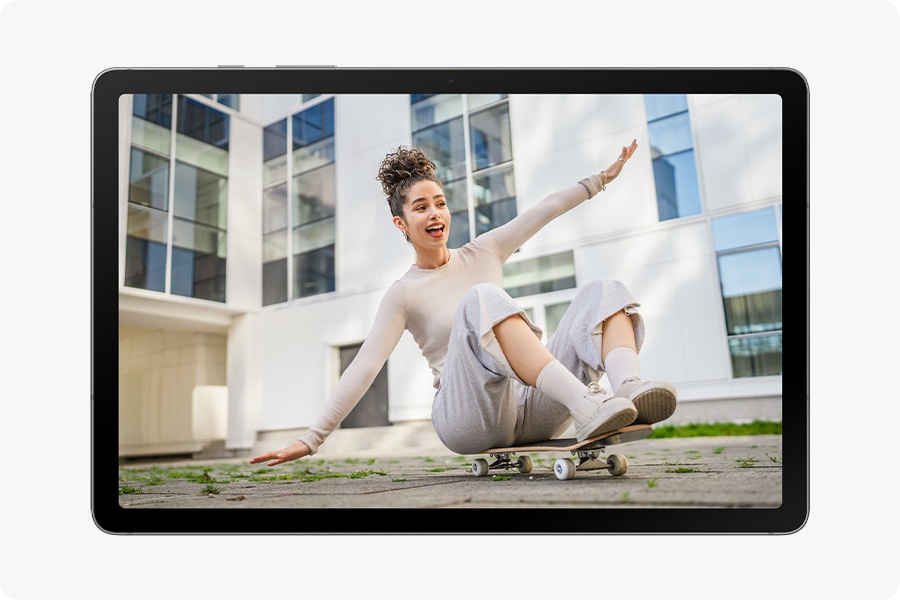 La foto editada muestra al hombre eliminado, dejando a la mujer sentada sola en una patineta, demostrando un resultado limpio después de usar Object Eraser.
