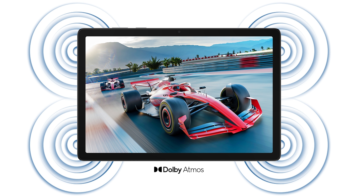 Se muestra una Galaxy Tab A11+ colocada horizontalmente desde el lado de la pantalla. En su pantalla se ve una escena de la pista de una carrera de automovilismo con coches de carreras. Alrededor del dispositivo, se muestran líneas circulares cerca de sus cuatro esquinas. Las líneas representan los altavoces Dolby Atmos Quad y pueden asociarse con su sistema de sonido envolvente de alta calidad. En la parte inferior se lee «Dolby Atmos» junto al icono del logotipo de la marca.