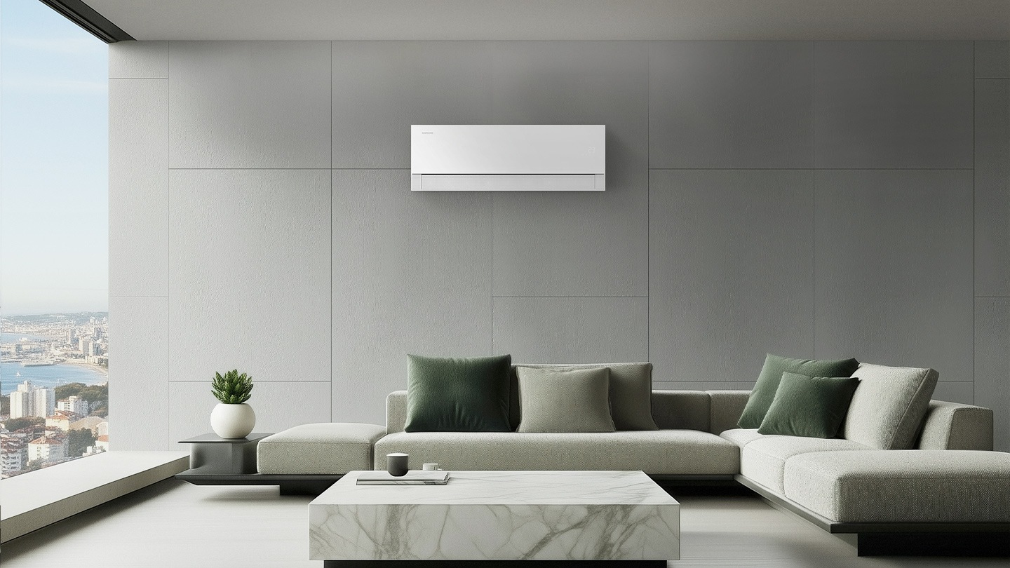 El aire acondicionado está instalado en la pared, encima del sofá, en la sala de estar.