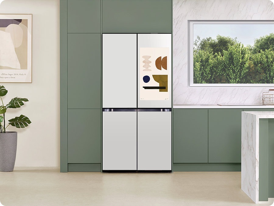 La cámara enfoca la pantalla de inteligencia artificial de un frigorífico Bespoke Family Hub instalado en una cocina contemporánea.