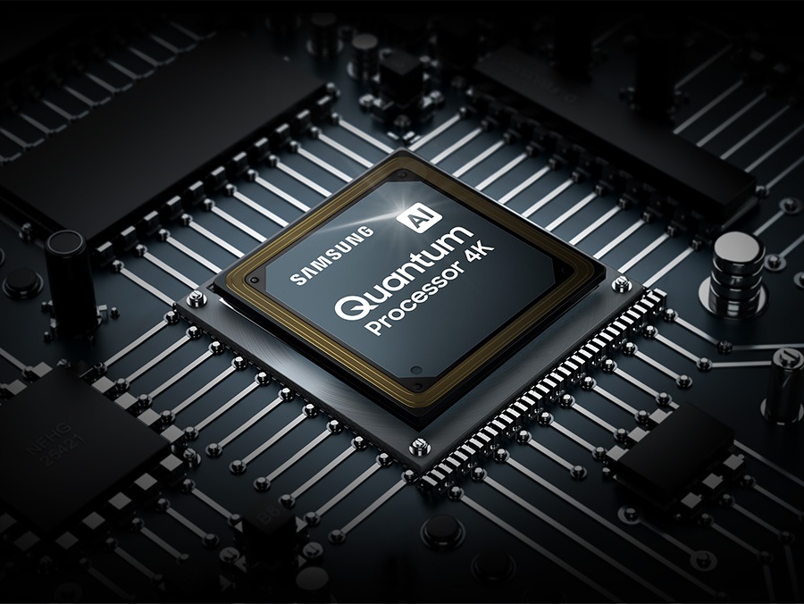 El chip del procesador Quantum 4K desciende en la placa principal del TV y se ilumina con ondas de energía que van del chip al resto del TV.