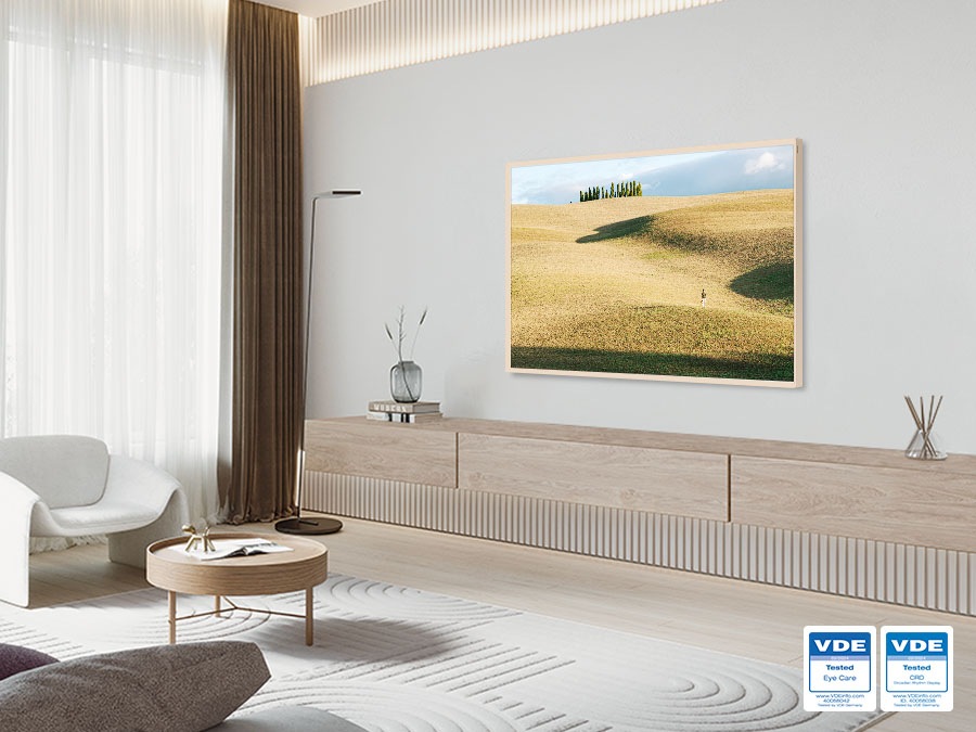 La pantalla del TV es brillante a la luz del día y se ajusta para ser más suave a medida que se hace de noche.