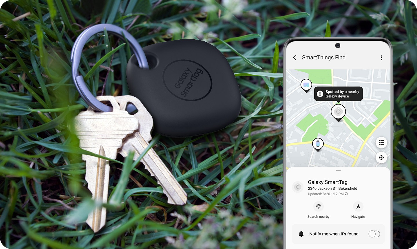 Un conjunto de llaves sobre el césped verde utiliza una SmartTag; la aplicación a la derecha muestra el sitio exacto donde se encuentra.