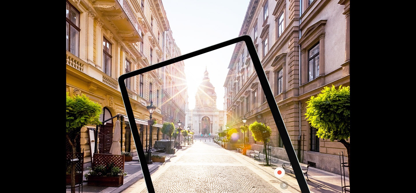 Una Galaxy Tab S9 FE+ muestra, en pantalla completa, rayos solares sobre la calle de una ciudad capturada por su cámara con menos resplandor para presentar una imagen más nítida gracias a Vision Booster.