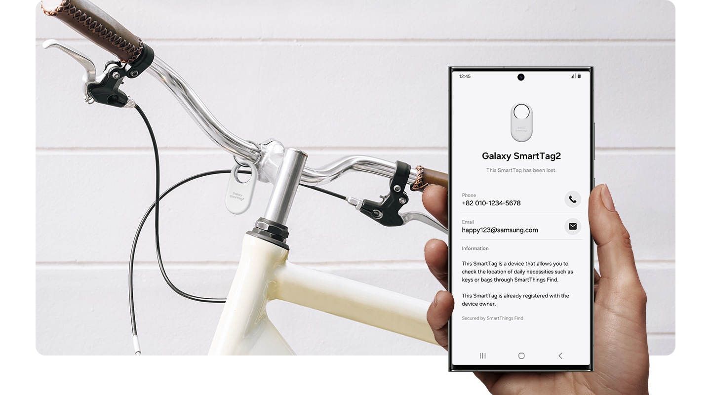 En segundo plano, se muestra un mango de bicicleta con un dispositivo Galaxy SmartTag2 etiquetado. En primer plano, una mano sosteniendo un teléfono inteligente Galaxy muestra la información registrada del dispositivo Galaxy SmartTag2 en Modo perdido.