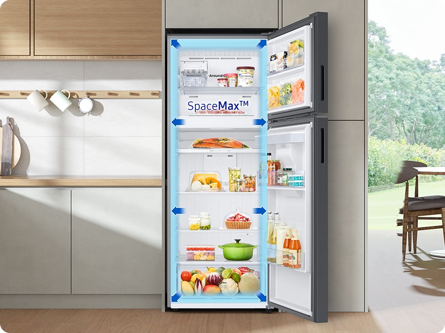 La puerta del refrigerador está abierta. SpaceMax™ desde dentro hacia afuera del producto se indica con una flecha.