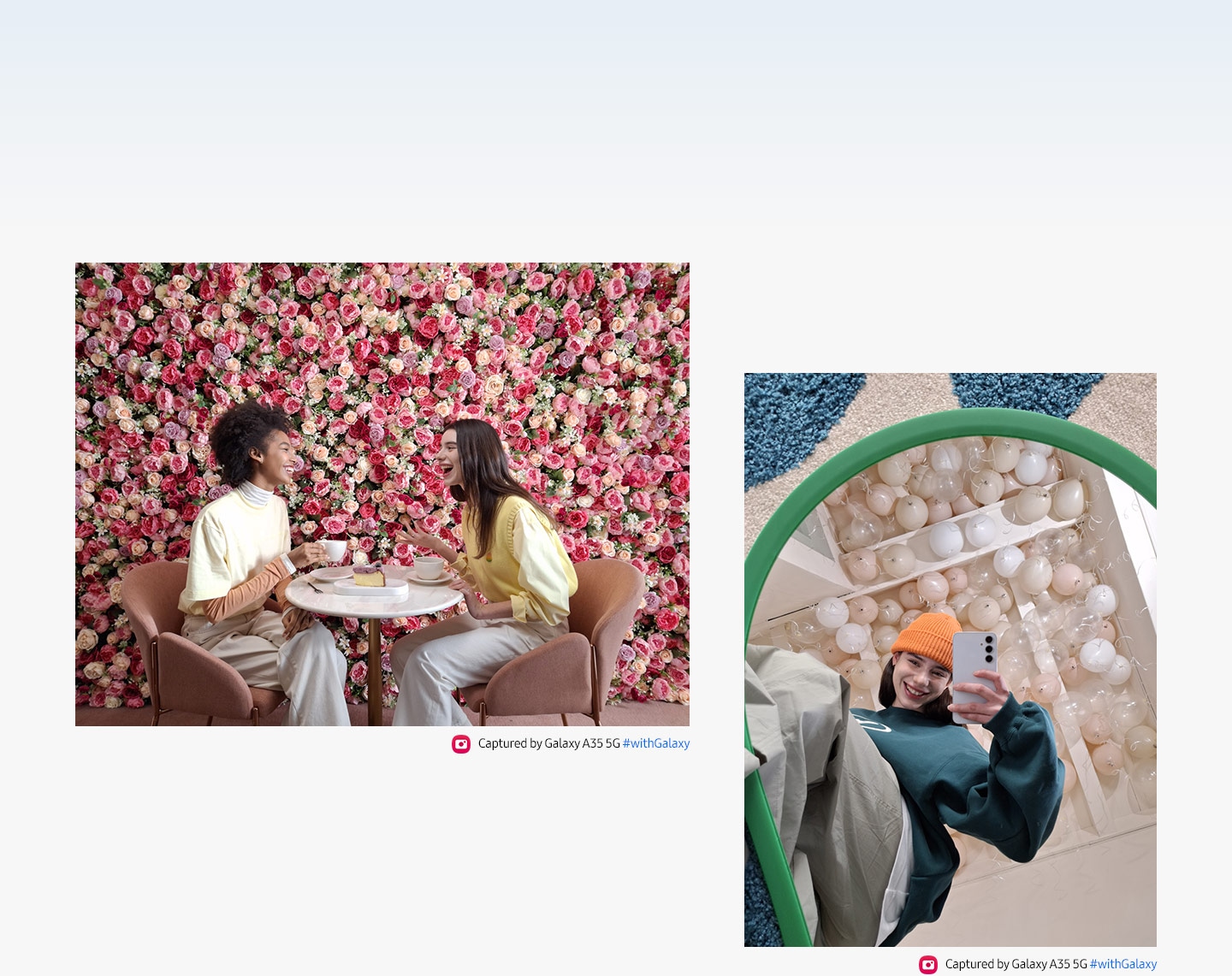 Dos personas conversan en una mesa, con un vibrante fondo de pared floral rosado. Y una selfie de espejo de una persona con un fondo de globos blancos. El texto dice Capturado con el Galaxy A35 5G #withGalaxy.