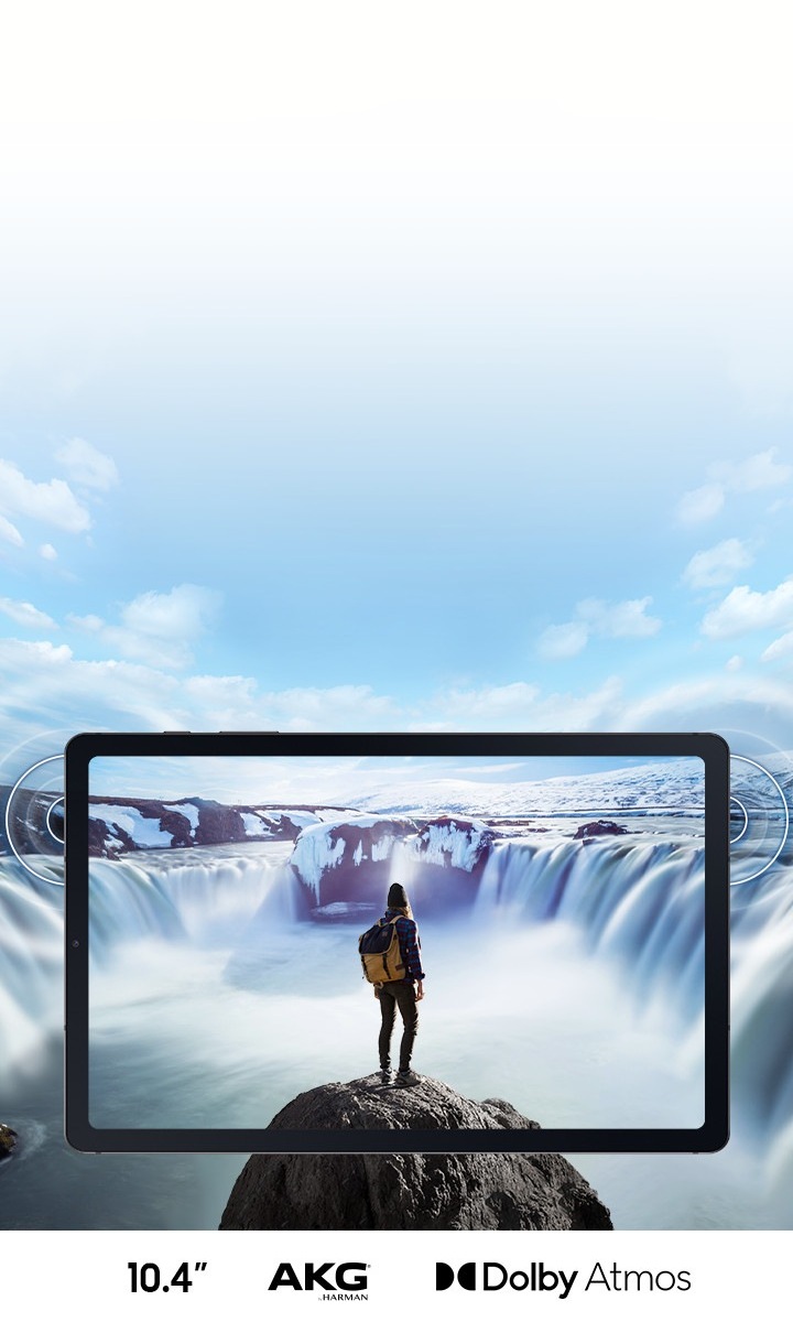 Se muestra una imagen de un mochilero parado en un acantilado frente a una cascada en un dispositivo Galaxy Tab S6 Lite en orientación horizontal. La imagen se extiende fuera de la pantalla del dispositivo en todas las direcciones para resaltar la experiencia envolvente desde la pantalla de bisel pequeño y los altavoces duales. Se muestran los logotipos de AKG y Dolby Atmos.