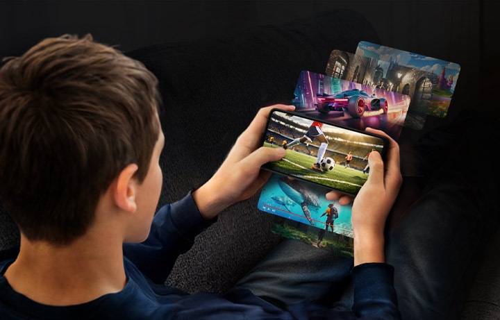 Una persona está jugando en el Galaxy A06. Se proyectan varias escenas de juegos alrededor de la pantalla que muestran las capacidades de memoria y almacenamiento del Galaxy A06.