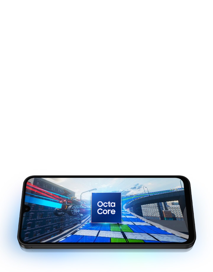 Un dispositivo Galaxy A26 5G muestra un paso elevado en la ciudad. Una moto entra a toda velocidad por la parte izquierda de la pantalla, corriendo hacia el paso elevado. En el centro de la pantalla aparece un cubo con el texto Octa Core.
