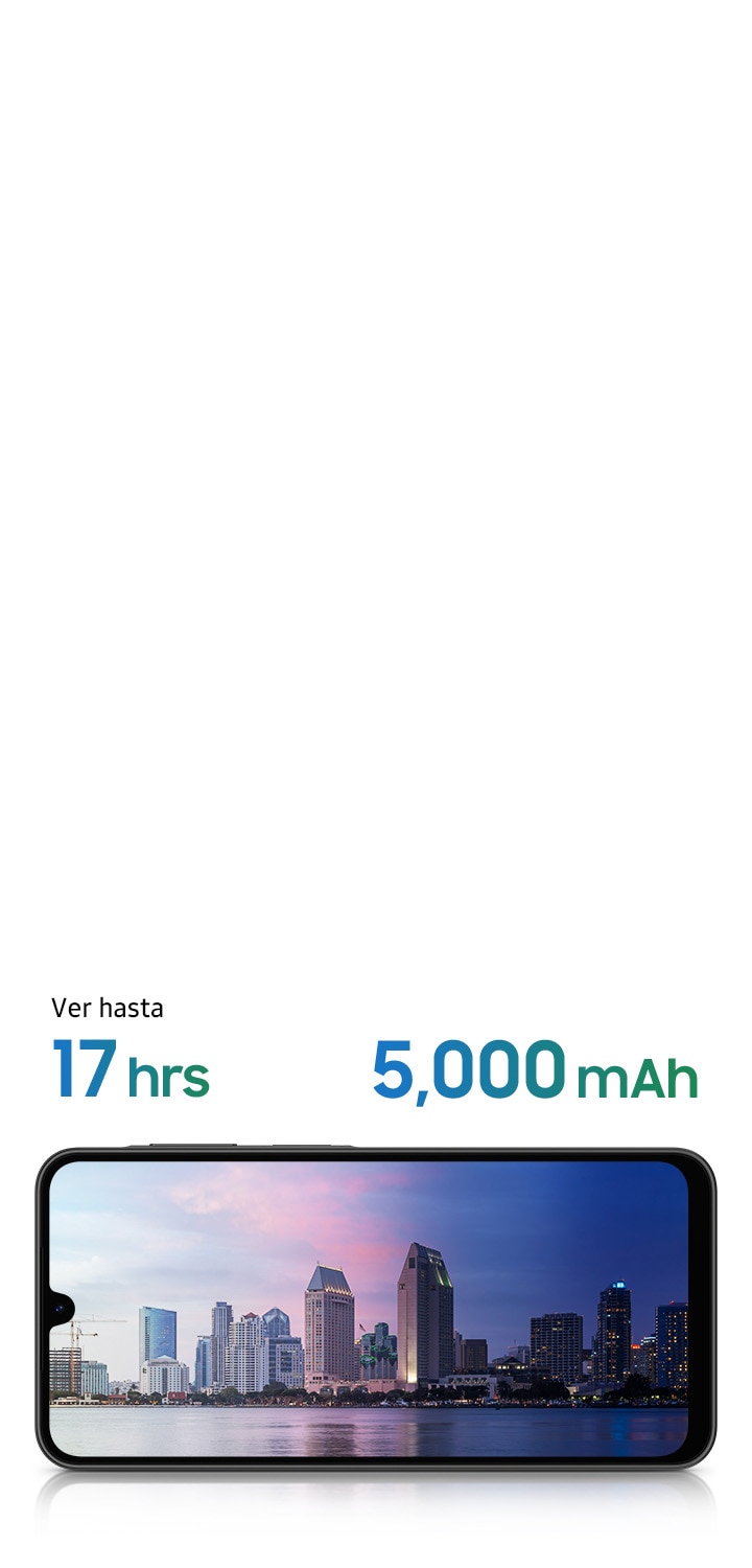 Un dispositivo Galaxy A26 5G mostrando un paisaje urbano junto al río, con la mitad izquierda de día y la derecha de noche. Cerca están los textos Watch de hasta 17 h y 5.000 mAh.