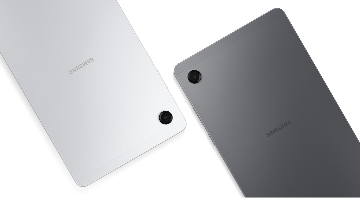 Dos tabletas Galaxy Tab A11 están colocadas una al lado de la otra, una gris y otra plateada, con la parte trasera orientada hacia el espectador. Se pueden ver las lentes de la cámara trasera de ambas tabletas.