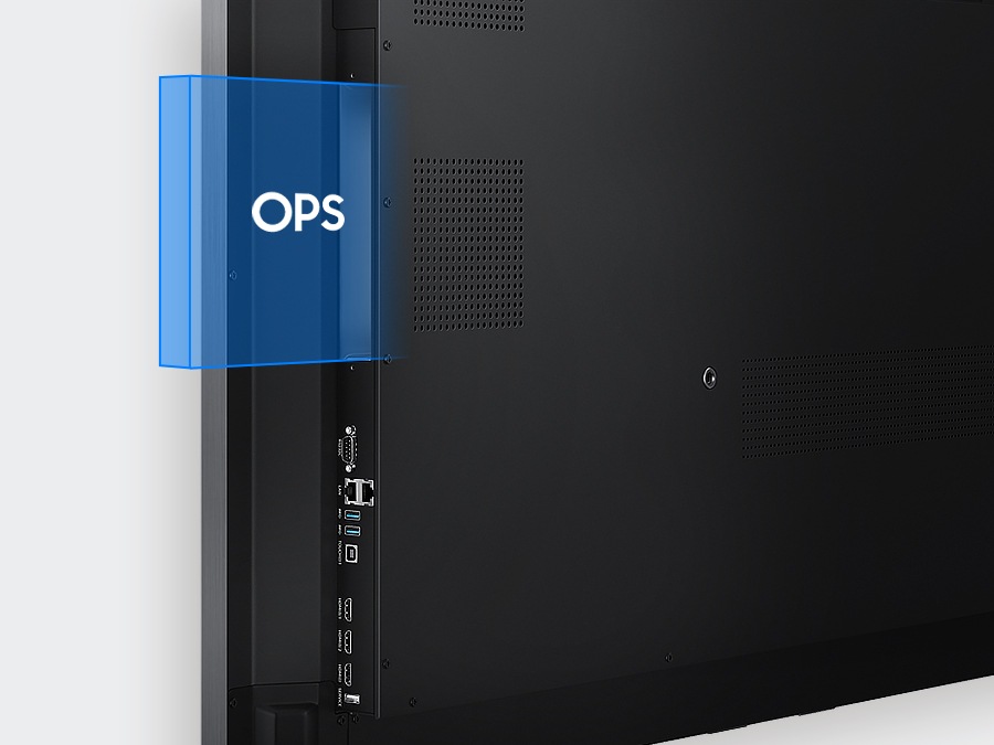 El lado derecho de la pantalla presenta un primer plano de la ranura OPS del WAD Display en la parte trasera, mientras que el lado izquierdo muestra la pantalla con una interfaz de usuario de Windows y fondo de pantalla.