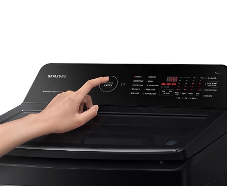 Una persona controla el panel de control trasero.