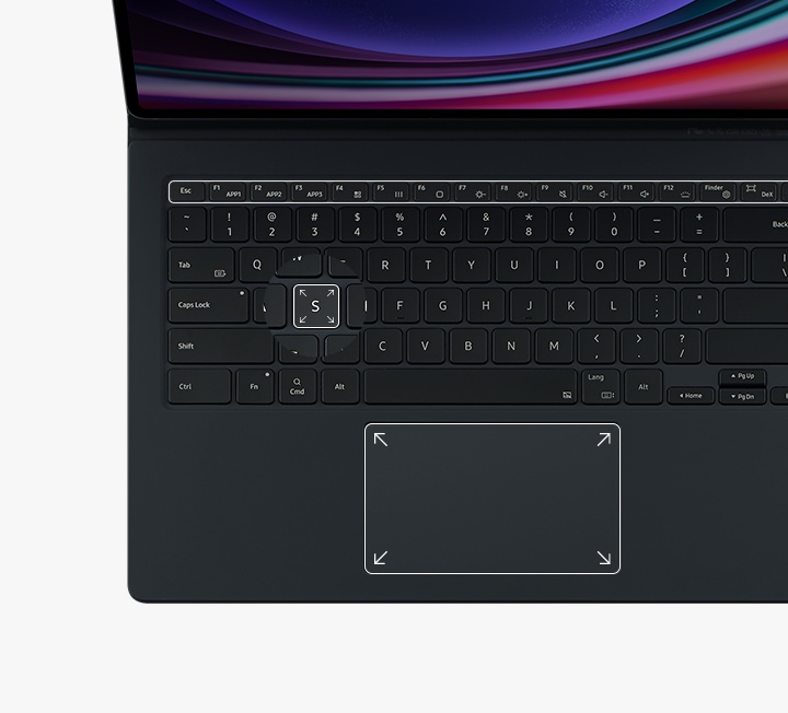 Přední pohled na klávesnici s detailem funkčních kláves. Pro zdůraznění jejich velikosti je zvýrazněná hlavní klávesa spolu s touchpadem. 