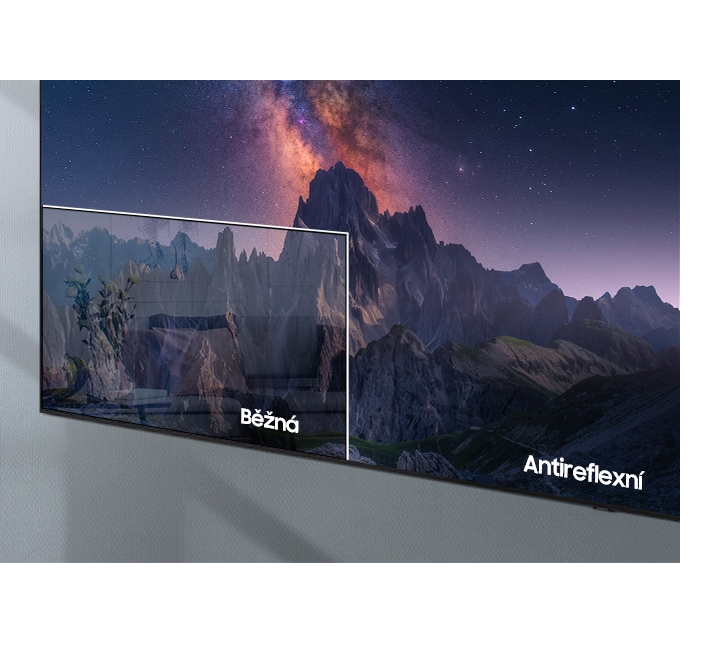Televizní obrazovka porovnává QLED TV s konvenční TV. Konvenční televizní obrazovky ukazují interiér domu na obrazovce kvůli odrazu světla a televizory QLED ukazují obrazovku jasně bez odrazu světla.