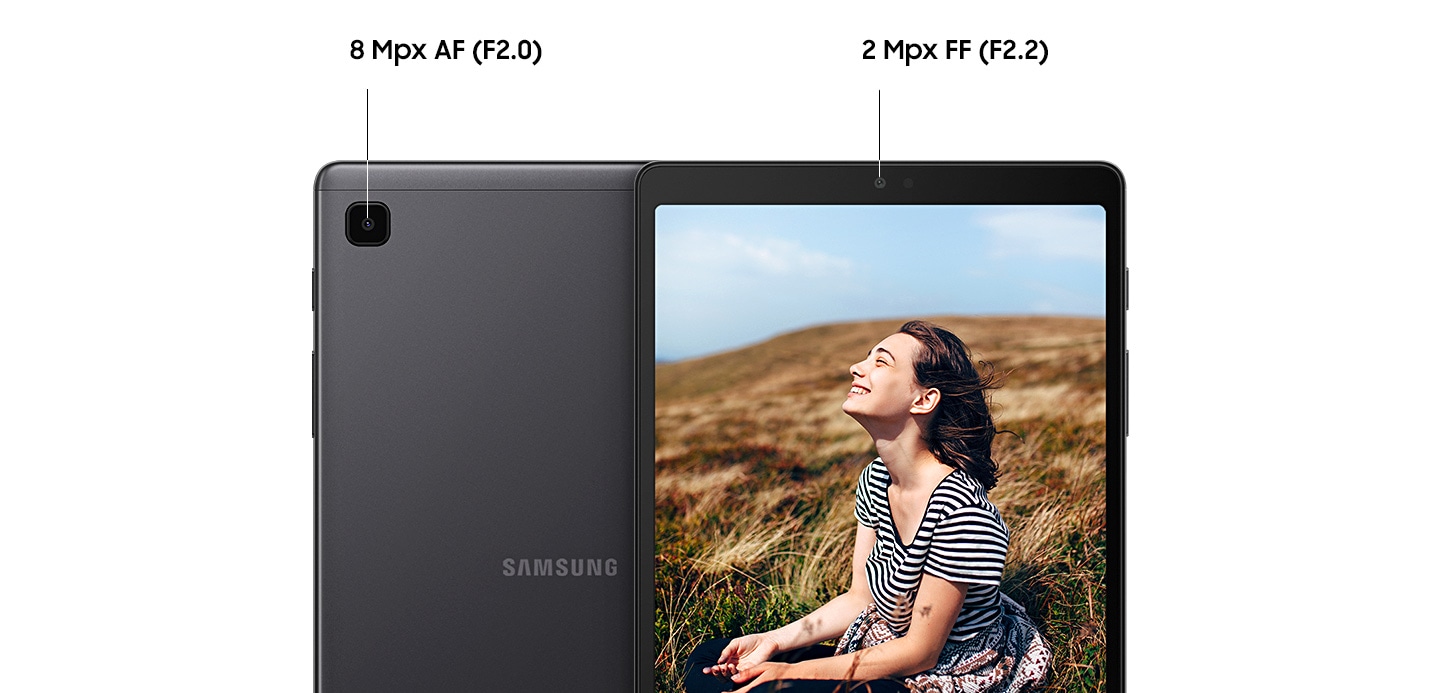 Pohled zezadu a zepředu na Galaxy Tab A7 Lite zobrazující detail zadní kamery s automatickým zaostřováním 8 MP, f2.0 a přední kamery s rozlišením 2 MP f2.2. Dívka na displeji při fotografování.