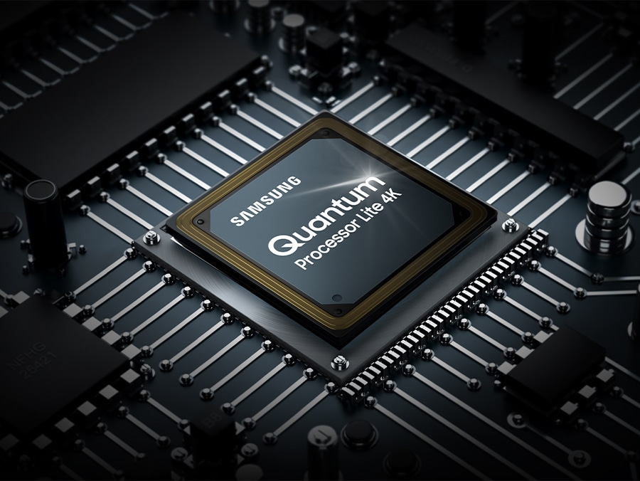 Je zobrazen procesorový čip QLED TV. Nahoře je vidět logo Samsung a také logo Quantum Processor Lite 4K.