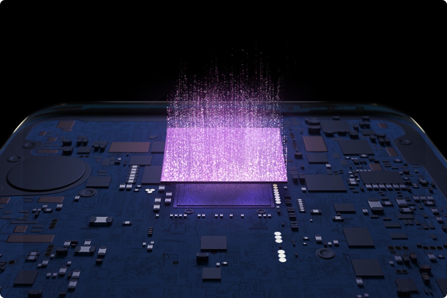 Na obrázku je fialovou barvou zvýrazněný osmijádrový procesor, jemně levitující nad základní deskou.