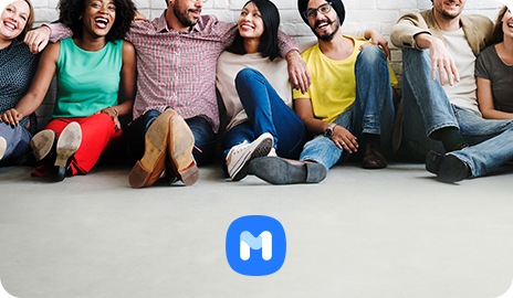 Lidé různých ras se smějí a sedí při tom na podlaze. Ve spodní části se nachází ikona Samsung Members. 