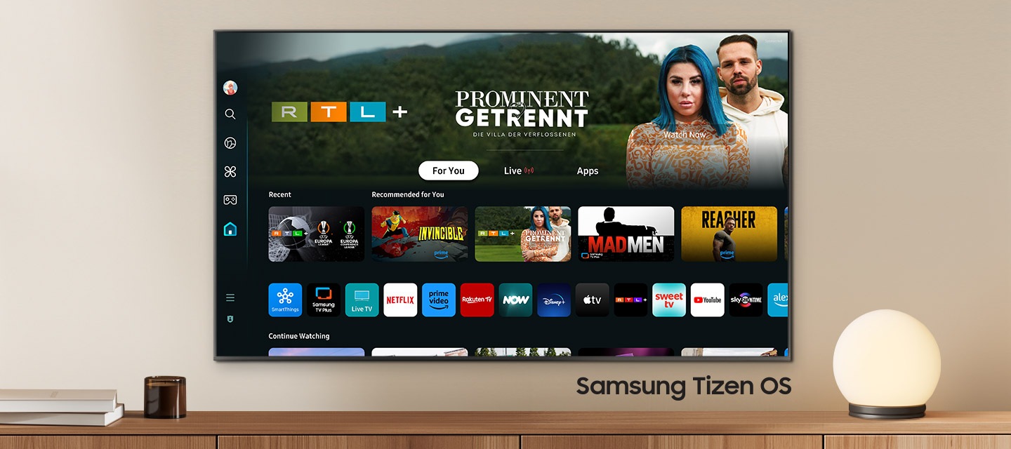 Nástěnný televizor zobrazuje oblíbené aplikace a vybraný obsah v domovské nabídce. "Samsung Tizen OS"