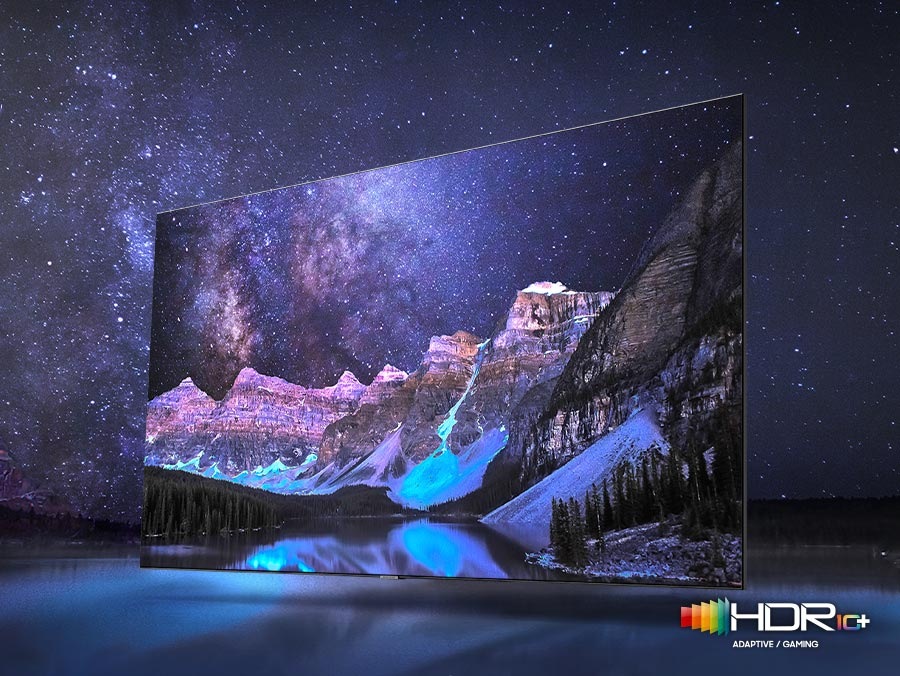 Neo QLED TV zobrazuje hory a hvězdnou noc. Scéna po použití technologie HDR 10+ ADAPTIVE/GAMING je mnohem jasnější a ostřejší než verze SDR.