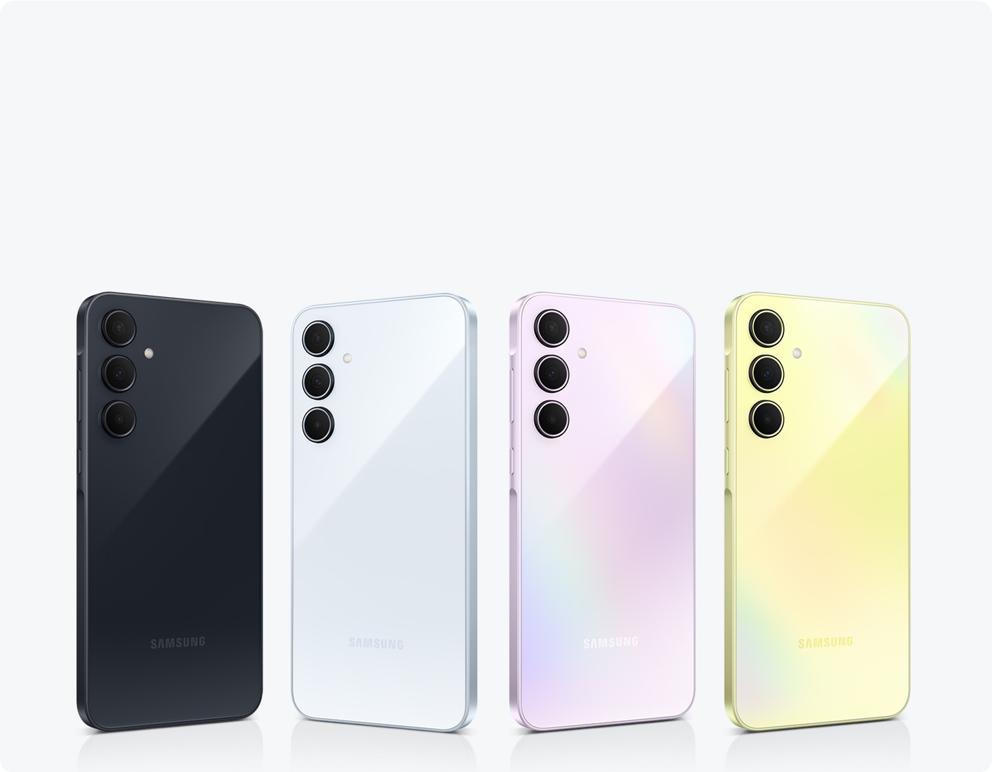 Čtyři smartphony Samsung v řadě s různými barvami: Awesome Navy, Awesome Iceblue, Awesome Lilac a Awesome Lemon. Každý telefon má na zadní straně rozložení se 3 fotoaparáty.