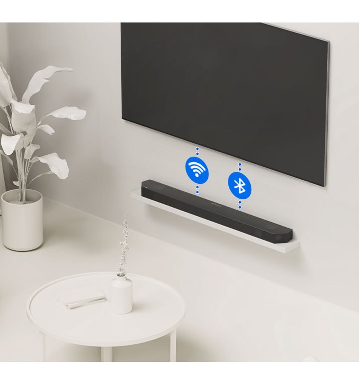 Televizor a Soundbar jsou propojeny bezdrátově pomocí tečkovaných čar se symboly Wi-Fi a Bluetooth.