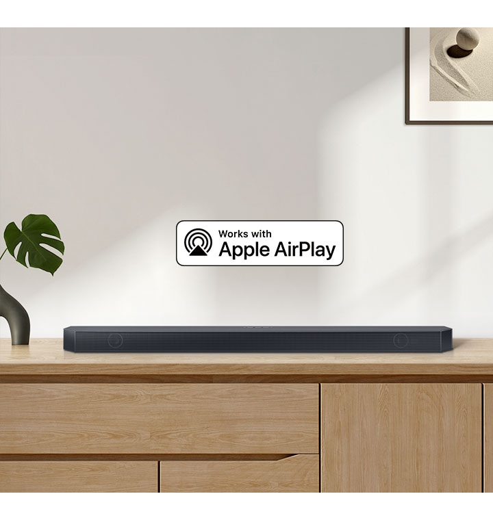 Soundbar Samsung je umístěn na horní straně skříně a je doplněn logem pro Works with Apple AirPlay.