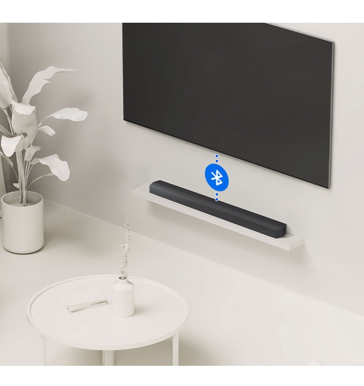 Televizor a Samsung Soundbar jsou propojeny bezdrátově pomocí tečkovaných čar se symboly Wi-Fi a Bluetooth.