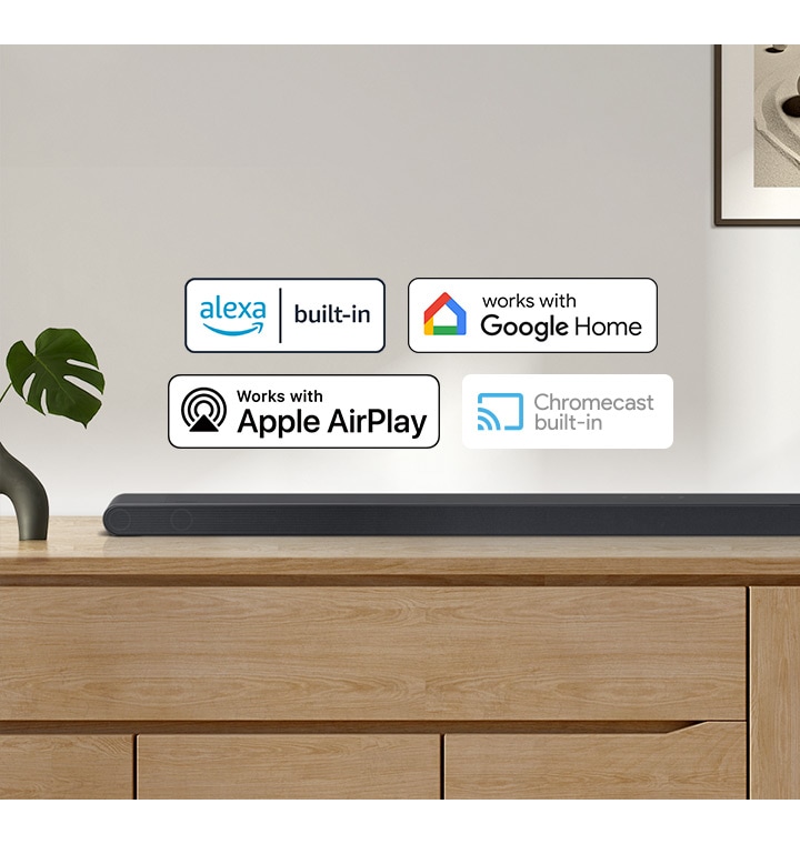 Soundbar Samsung s vestavěnými logy pro Alexa, funguje s Google Home, funguje s Apple AirPlay a vestavěným Chromecastem.