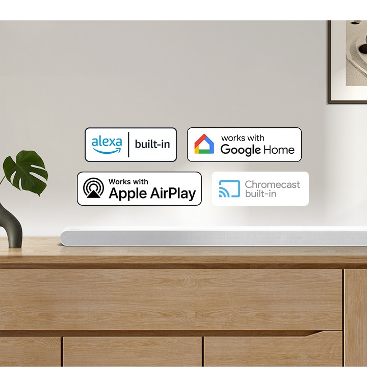 Soundbar Samsung s vestavěnými logy pro Alexa, funguje s Google Home, funguje s Apple AirPlay a vestavěným Chromecastem.