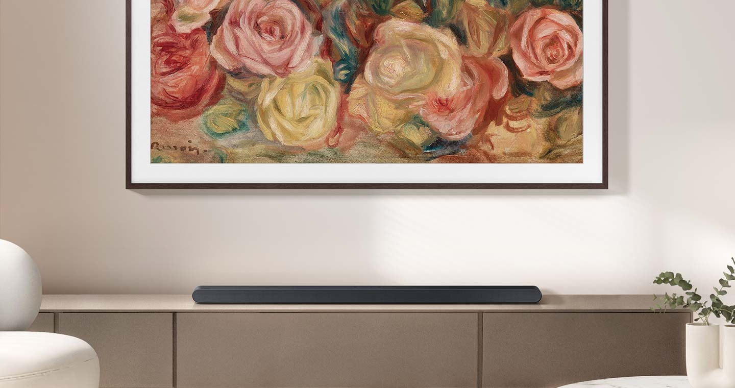 V obývacím pokoji je Samsung Ultra Slim Soundbar umístěn na televizním stojanu. Frame TV se instaluje přímo nad hlavou.