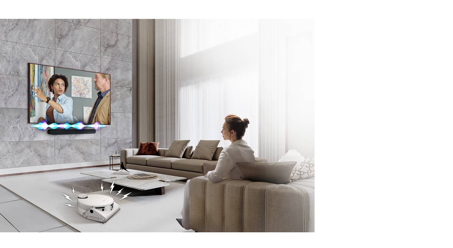 Žena se dívá na televizi, která má přímo pod ní nainstalovaný Samsung Soundbar. Soundbar má zvukovou lištu indikující úroveň hlasitosti. Do místnosti se přiřítil robotický vysavač a vydává rušivý zvuk, který signalizují rozsvícené šrouby. V reakci na to Soundbar hraje s vyšší hlasitostí, přičemž zvukový panel vydává větší aktivitu.